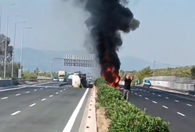 Στις φλόγες έχει τυλιχτεί ένα βυτιοφόρο στην Εθνική Αθηνών – Κορίνθου, ενώ στο σημείο επικρατεί κυκλοφοριακό κομφούζιο.